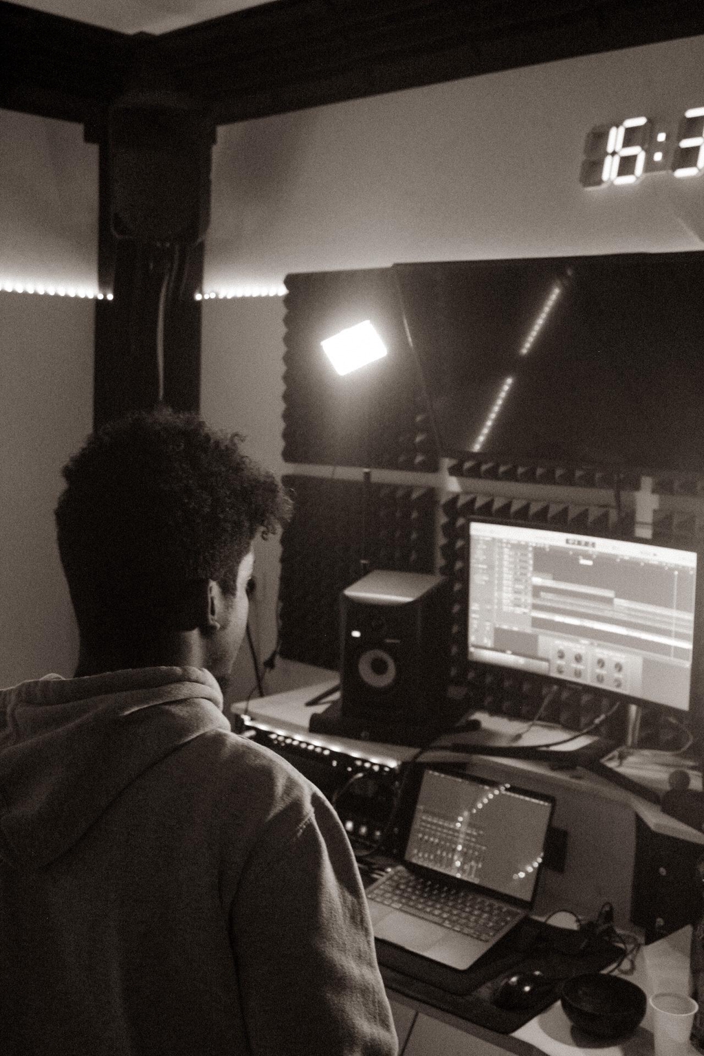 Artista al lavoro dentro lo studio TNP Records