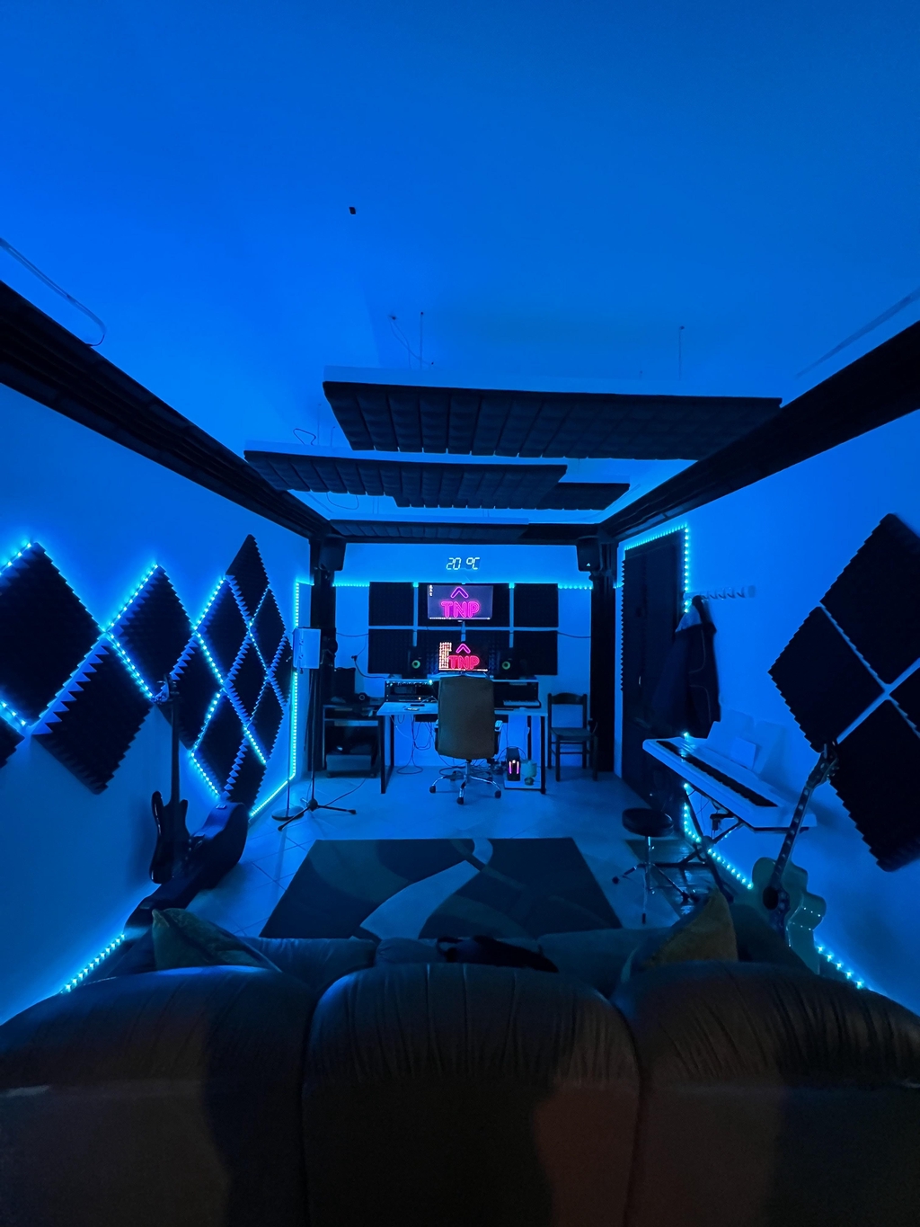 Sala principale TNP Records con strumenti e postazione di produzione